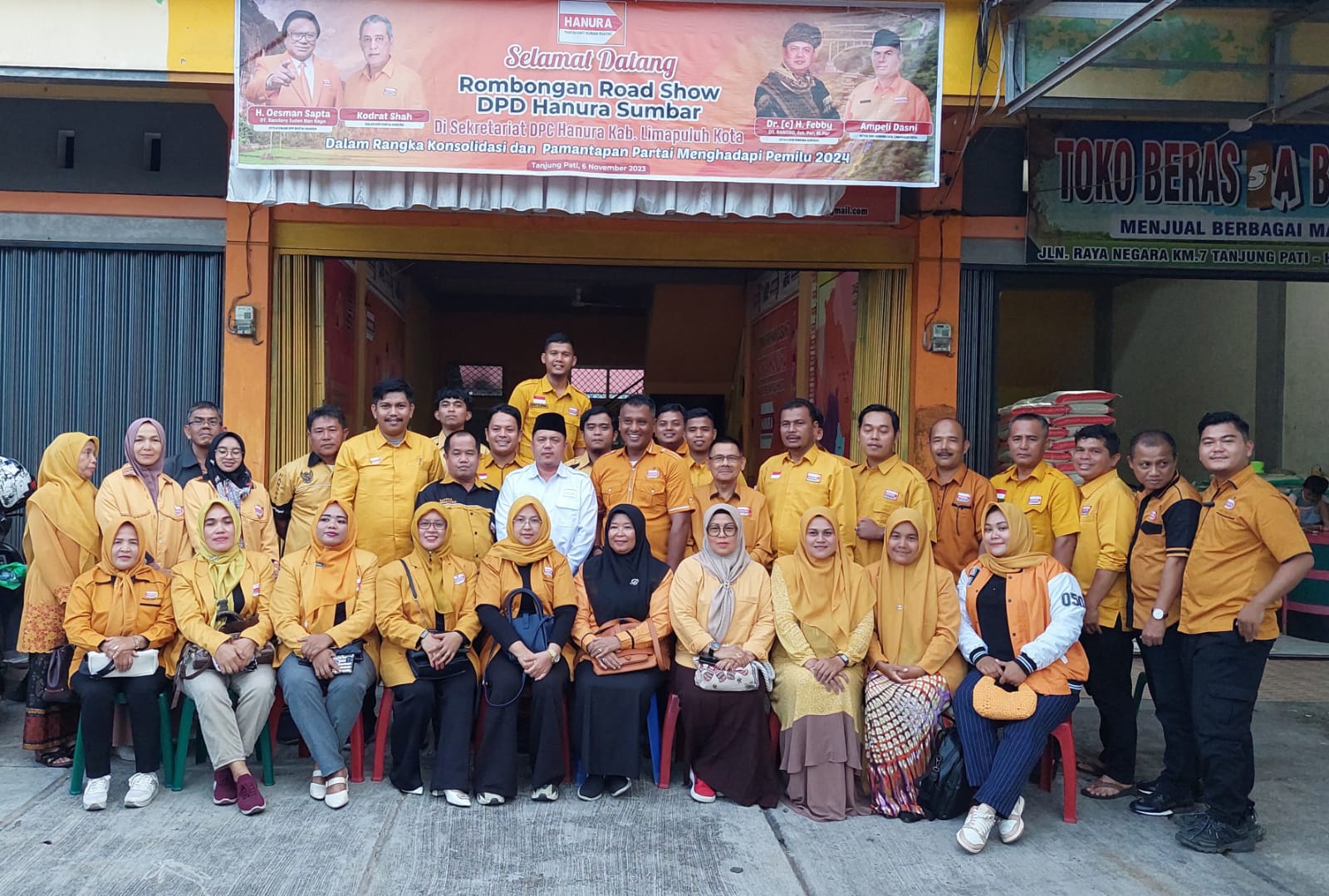 Febby Dt. Bangso foto bersama dengan pengurus DPC Kota Payakumbuh dan DPC Kabupaten Limapuluh Kota, Senin (6/11/2023) 